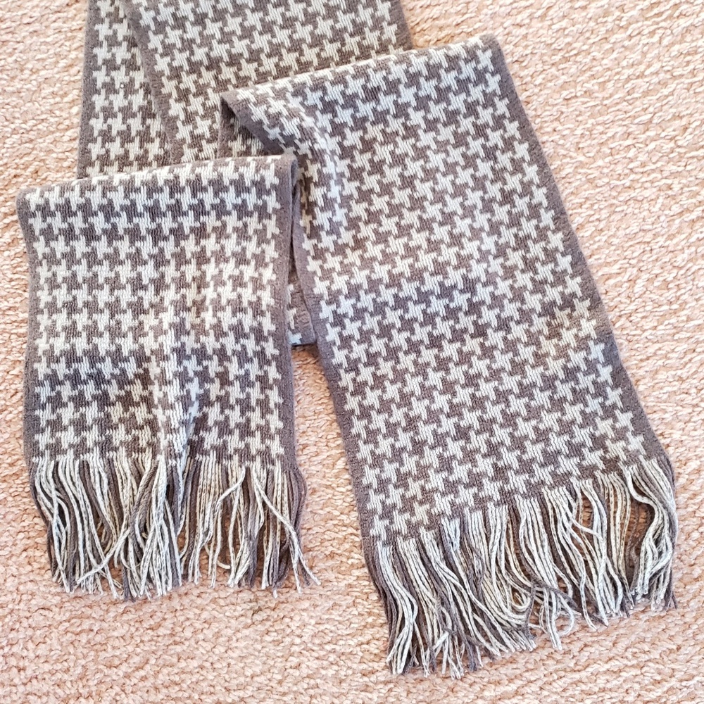 NWOT NEW Light Dark Gray Tassels Patterned Scarf - Picture 7 of 7